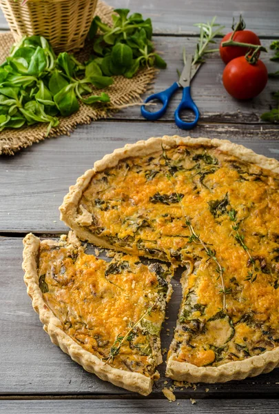 Inhemsk rustik quiche — Stockfoto