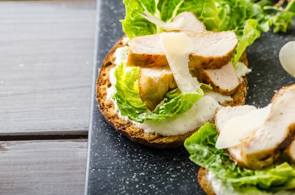 Ensalada de Ceasar con pan tostado —  Fotos de Stock