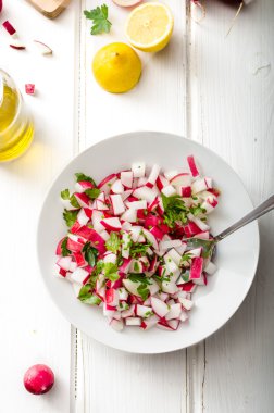 Otlar ile turp bahar salatası