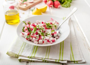 Otlar ile turp bahar salatası