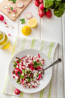 Otlar ile turp bahar salatası