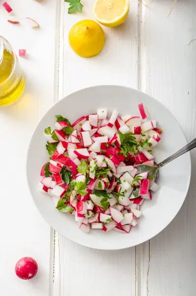 Salada de primavera de rabanete com ervas — Fotografia de Stock