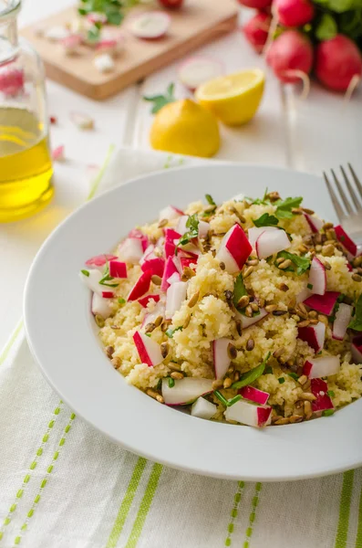 Couscous con rábanos y hierbas — Foto de Stock