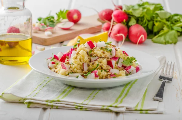 Couscous con rábanos y hierbas — Foto de Stock