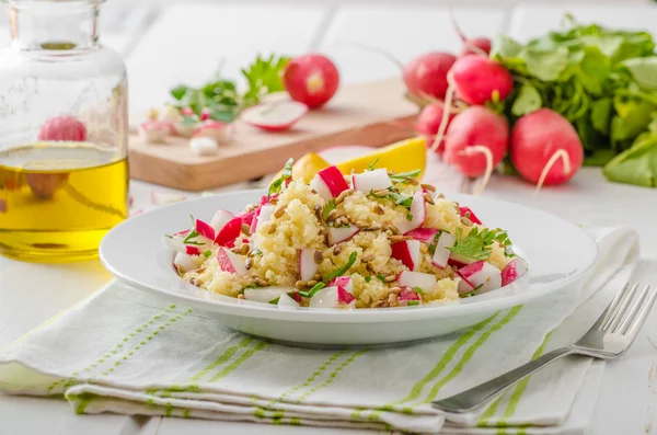 Couscous con rábanos y hierbas — Foto de Stock