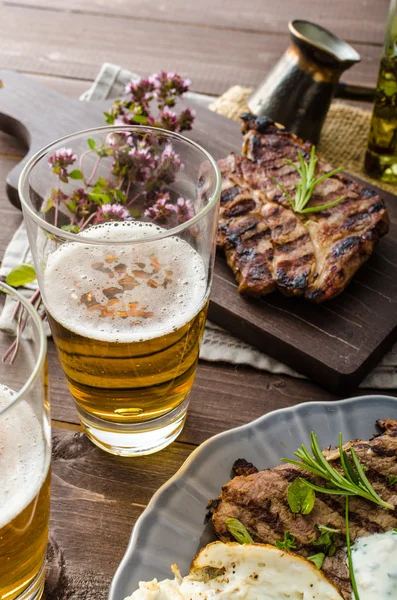 Carne de cerdo a la parrilla con cerveza —  Fotos de Stock