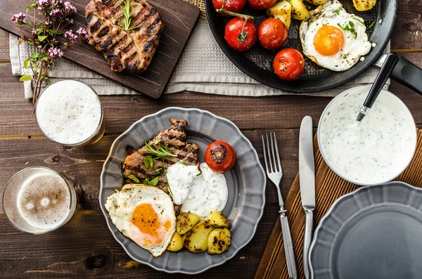 Carne de cerdo a la parrilla con cerveza —  Fotos de Stock