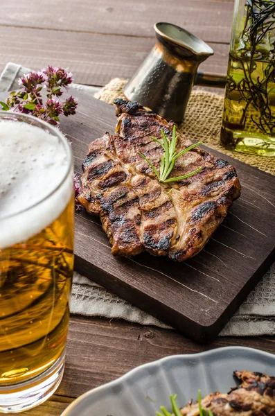 Carne de porco grelhada com cerveja — Fotografia de Stock