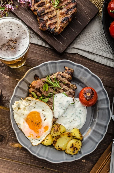 Carne de porco grelhada com cerveja — Fotografia de Stock