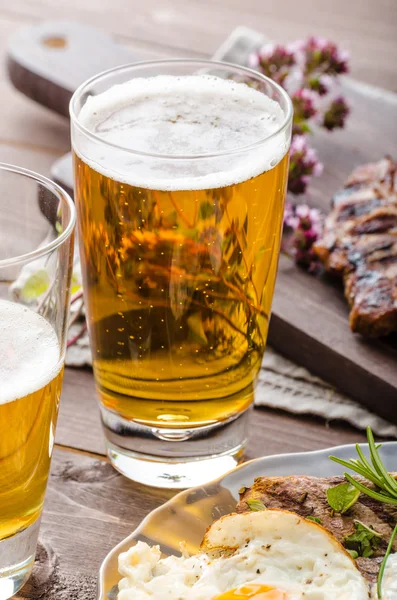 Gegrild varkensvlees met bier — Stockfoto