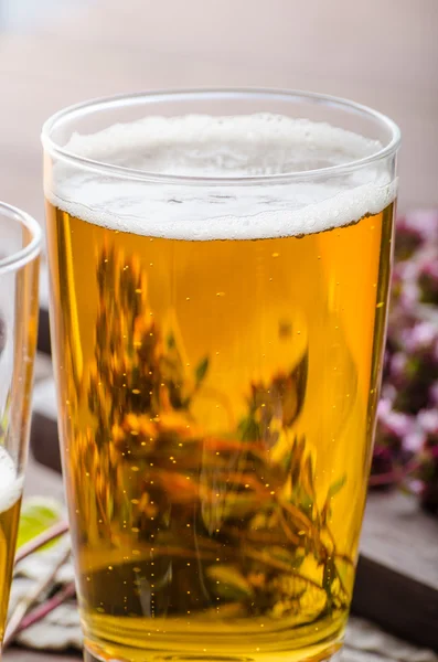 Carne de cerdo a la parrilla con cerveza — Foto de Stock