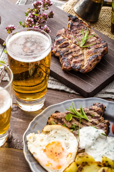 Carne de cerdo a la parrilla con cerveza — Foto de Stock