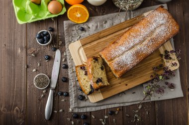 Böğürtlenli yoğurt tatlı ekmek