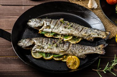 Kavrulmuş patates ile Izgara Alabalık