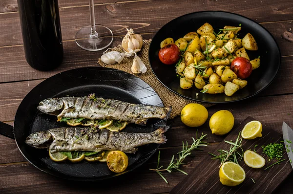 Gegrillte Forelle mit Bratkartoffeln — Stockfoto