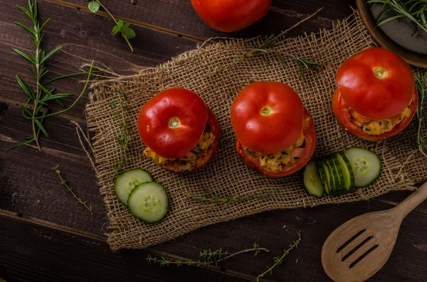Tomates grelhados recheados — Fotografia de Stock
