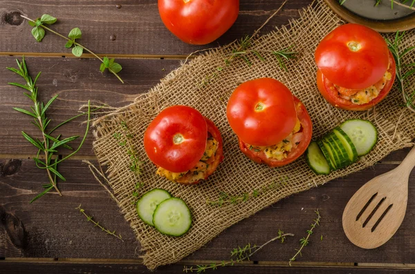 Nadziewane pomidory z grilla — Zdjęcie stockowe