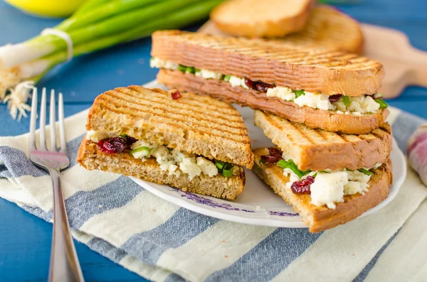 Sandwich met blauwe kaas en veenbessen — Stockfoto