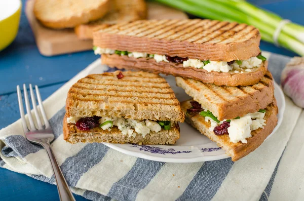 Sandwich met blauwe kaas en veenbessen — Stockfoto