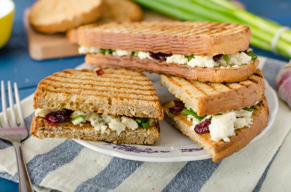 Sandwich con queso azul y arándanos — Foto de Stock