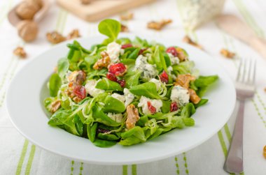 Salata mavi peynir ve balzamik sos ile