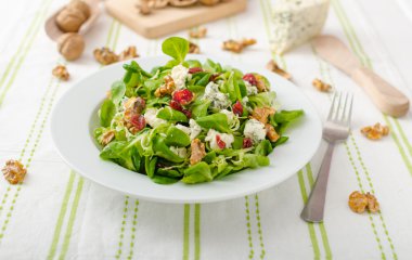 Salata mavi peynir ve balzamik sos ile