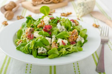 Salata mavi peynir ve balzamik sos ile