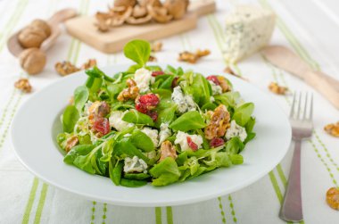 Salata mavi peynir ve balzamik sos ile