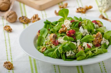 Salata mavi peynir ve balzamik sos ile