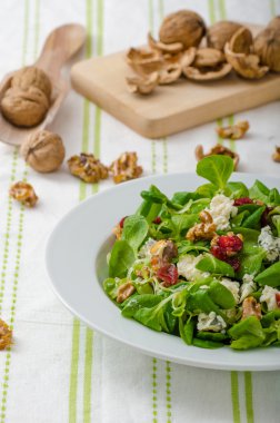 Salata mavi peynir ve balzamik sos ile