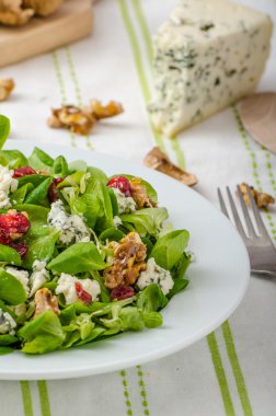Salata mavi peynir ve balzamik sos ile