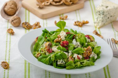 Salata mavi peynir ve balzamik sos ile