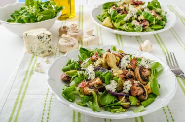 Yeni patates ve mavi peynir salatası