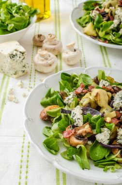 Yeni patates ve mavi peynir salatası