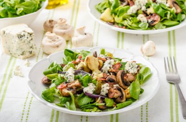 Yeni patates ve mavi peynir salatası