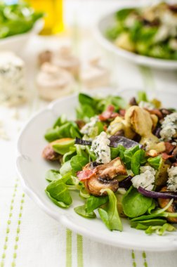 Yeni patates ve mavi peynir salatası
