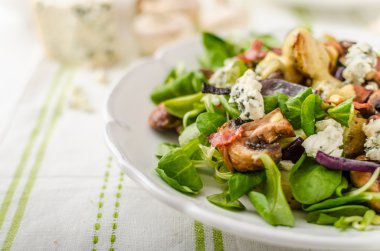 Yeni patates ve mavi peynir salatası
