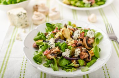 Yeni patates ve mavi peynir salatası