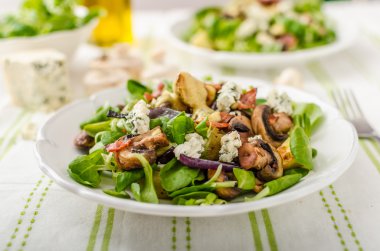 Yeni patates ve mavi peynir salatası