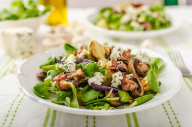 Yeni patates ve mavi peynir salatası