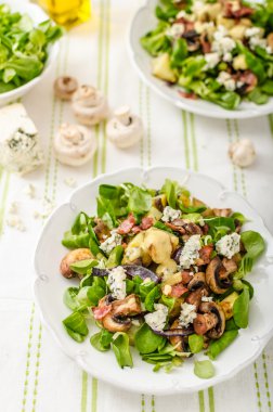 Yeni patates ve mavi peynir salatası