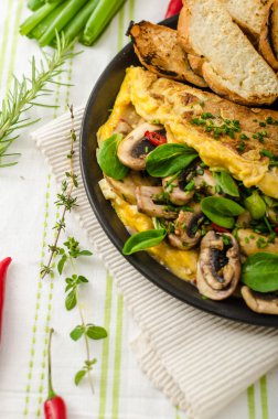 Omlet mantar, kuzu marul, otlar ve biber