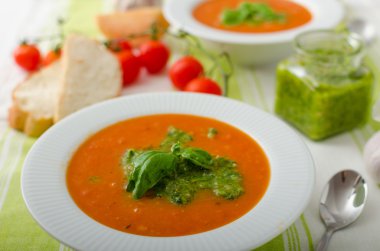 Gremolata ile domates çorbası