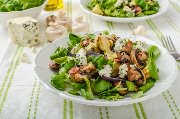 Sallad med färskpotatis och ädelost — Stockfoto