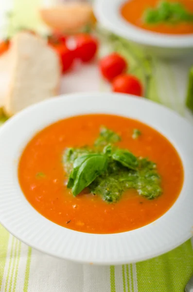 Ντοματόσουπα με γκρεμολάτα — Φωτογραφία Αρχείου