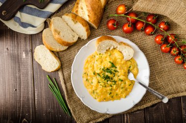 Tarzı omlet chives ile Fransız