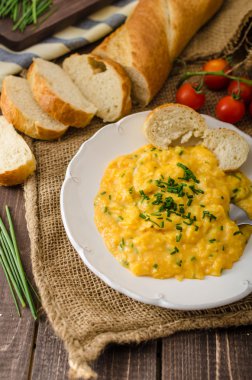 Tarzı omlet chives ile Fransız