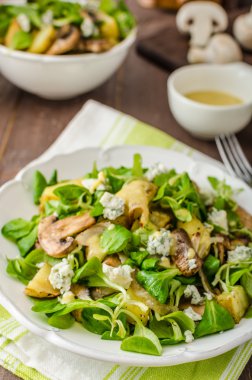 Taze sebze ve mavi peynir salatası