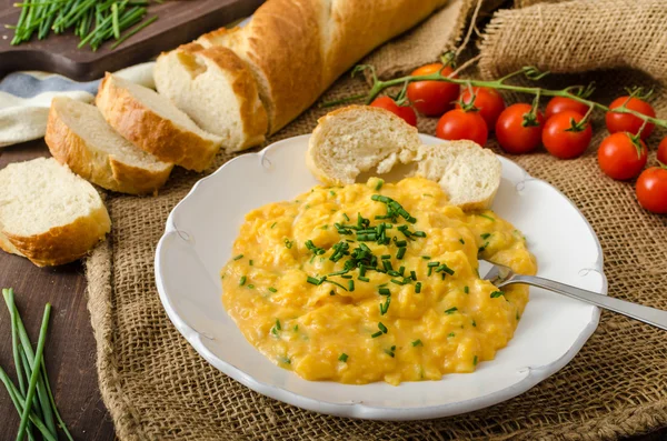 French style scrambled eggs with chives — Stock Photo, Image