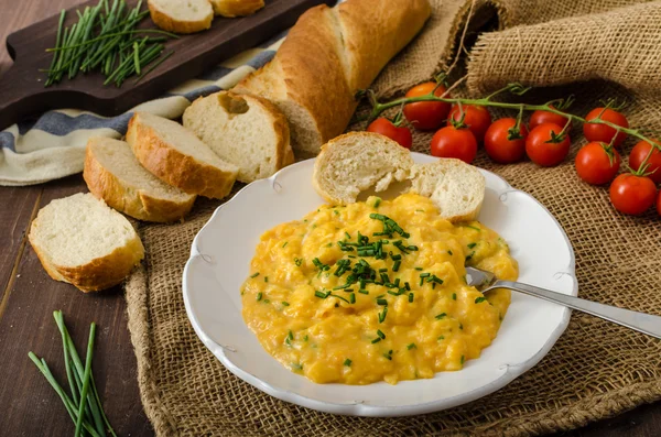 French style scrambled eggs with chives — Stock Photo, Image